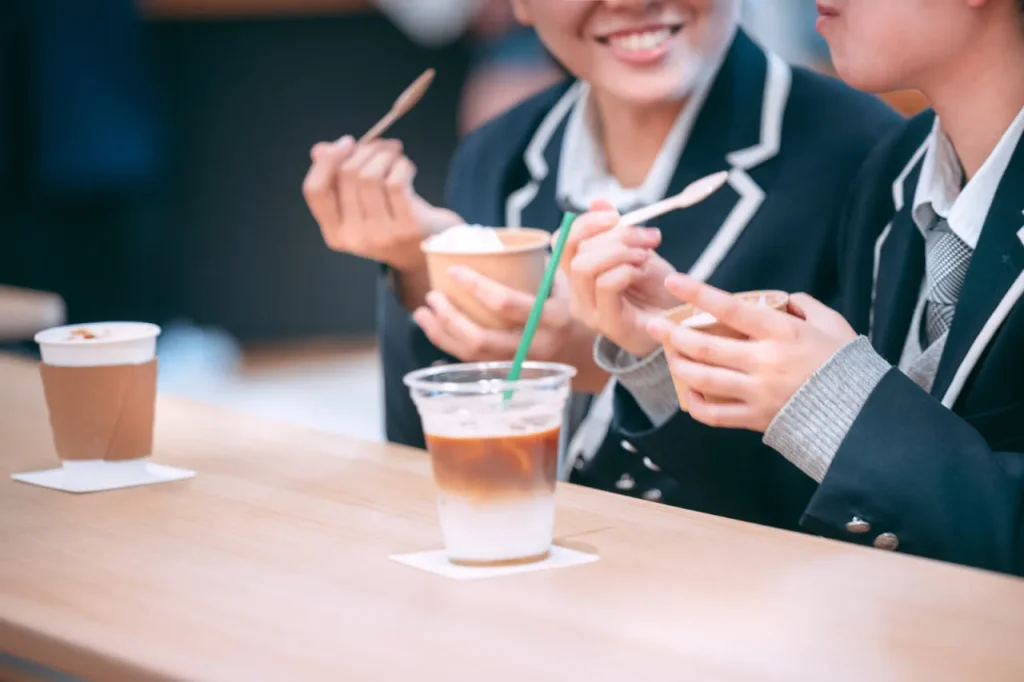 カフェで話す女子高校生